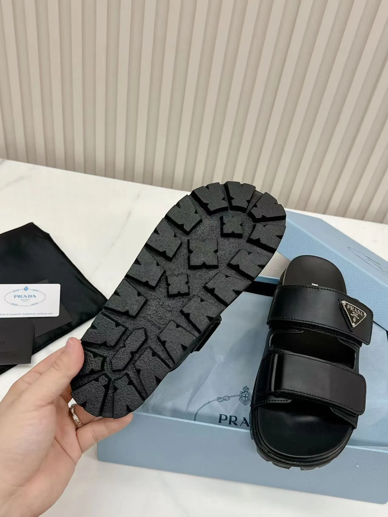 👟👟Ex-factory price 460👟👟 Prada2025’s latest Prada slippers, the slippers reveal a feminine atmosphere in a minimalist design. Triangular logo embellishment is eye-catching. Upper calfskin metal triangle logo 2 cm rubber sole Concave sole pattern Rubber sole Size 35---41